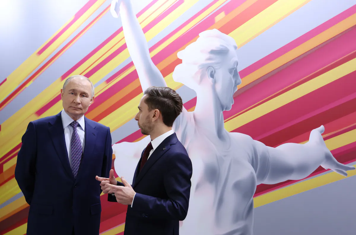 Президент Росії Володимир Путін слухає під час відвідування Музею Перемоги в Москві 30 квітня.